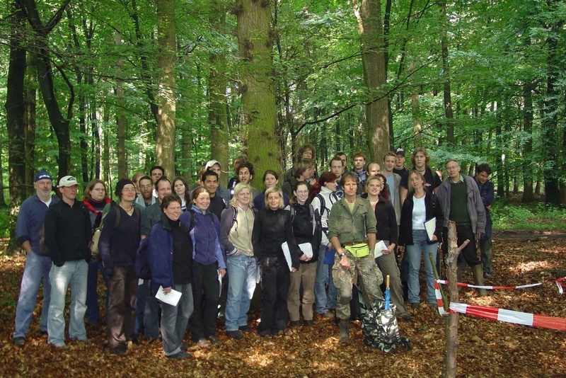 42 Studierende präsentieren ihre Untersuchungsergebnisse auf der Exkursion vor Ort im Wald wie hier im "Vinnenberger Busch" im Forstamt Warendorf