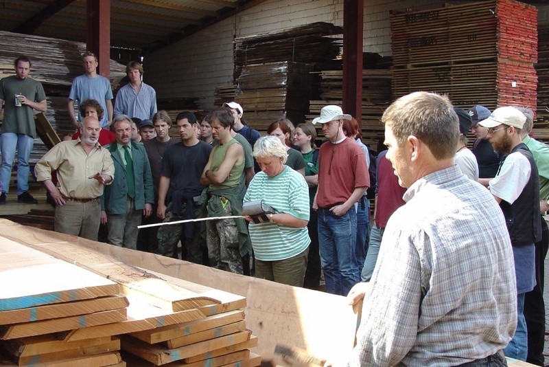 Einblick in einen Sägewerksbetrieb: Die Weiterverarbeitung des Rohstoffes Holz erleben die Studierenden der Landschaftsökologie der Universität Münster "hautnah" mit