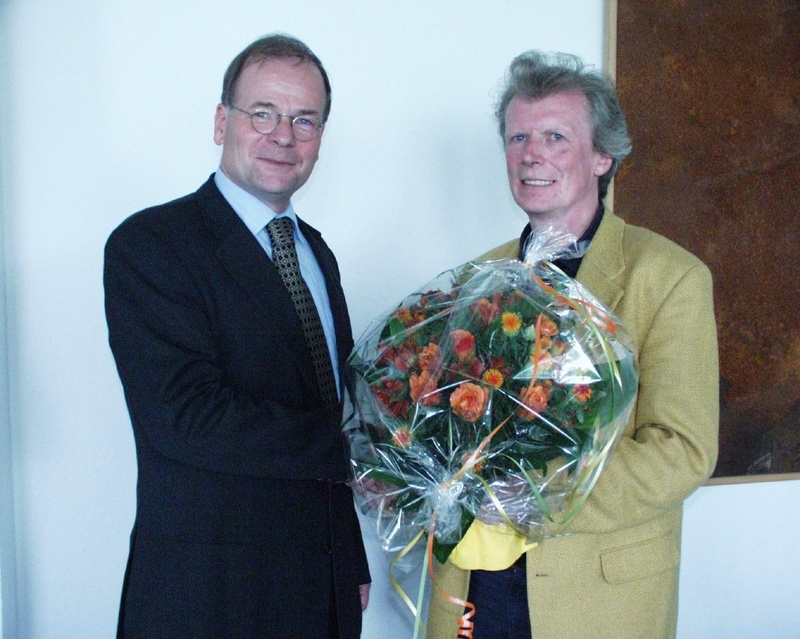 Prof. Dr. Jörg Krone (rechts), Vorsitzender des Wahlausschusses, gratuliert dem neuen Rektor Prof. Dr. Jörg Liese