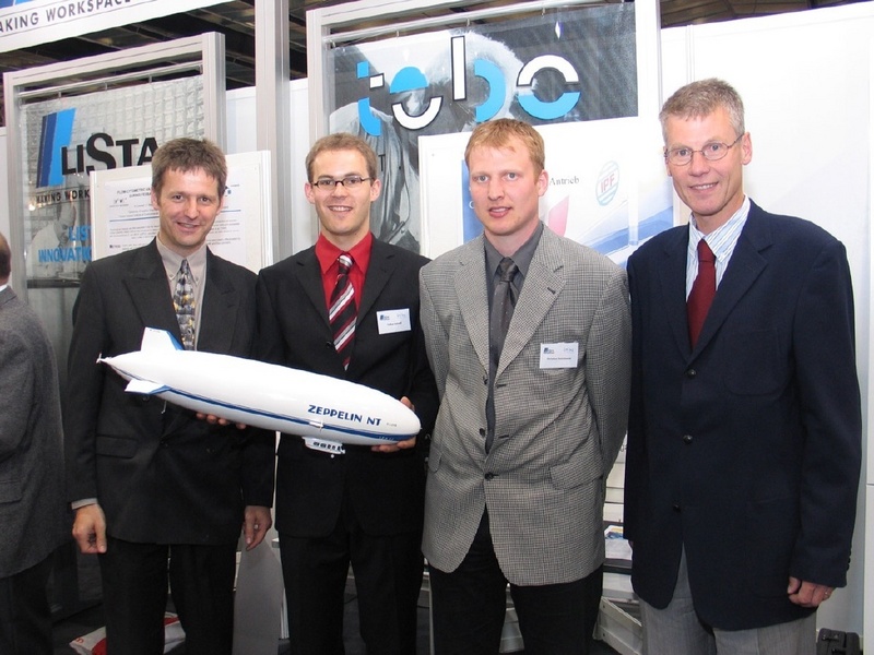 Ausgezeichnete Diplomarbeiten haben Volker Schnell (2.v.li.) und Christian Reichmann (3.v.li.), auf dem Foto mit Betreuer Prof. Dr. Konrad Wöllhaf (li.) und Rektor Prof. Dr. Peter Jany, abgeliefert.