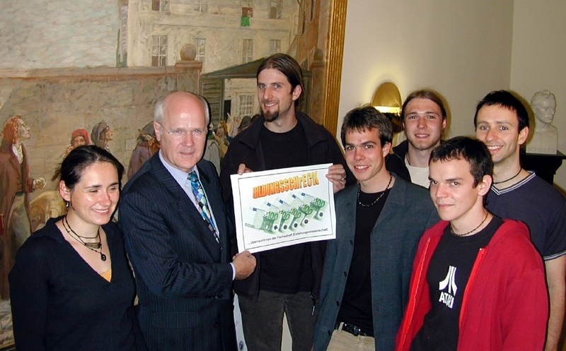 500 erfeierte Euro überreichten Studenten der Erziehungswissenschaft heute an den Jenaer Uni-Rektor Prof. Dr. Karl-Ulrich Meyn. (Foto: Burchardt/FSU)