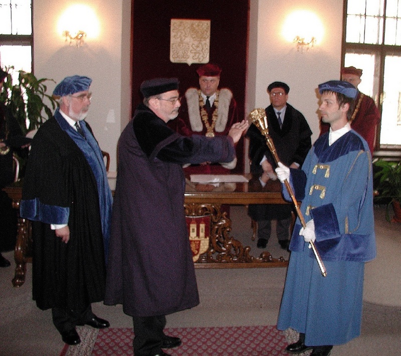 Den feierlichen Rahmen für die Ehrenpromotion von Prof. Dr. Werner Williams (2.v.l.) gab der alte Rathaussaal von Budweis. Foto: Universität Budweis