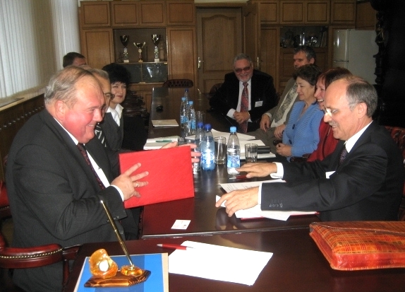 Der Rektor der Staatlichen Technischen Universität Kaliningrad, Prof. Dr. Victor E. Ivanov (li.) und der Präsident der Hochschule Lausitz, Prof. Dr. Günter H. Schulz (re.), bei der Unterzeichnung des Kooperationsvertrages. 