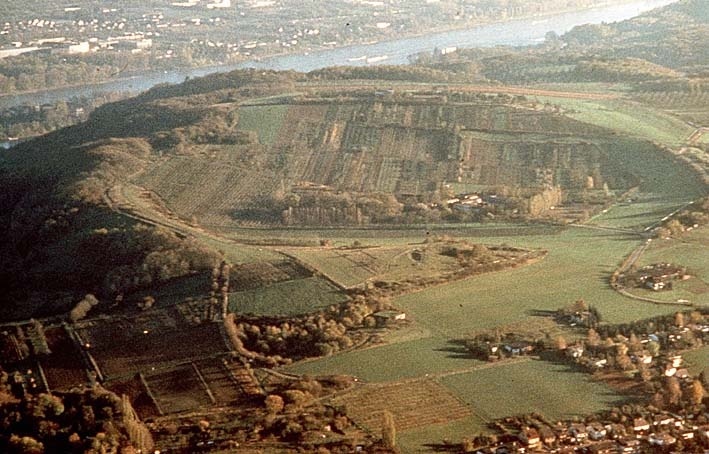 Das Rodderberg-Maar ist als kreisrunde Senke noch heute gut zu erkennen.