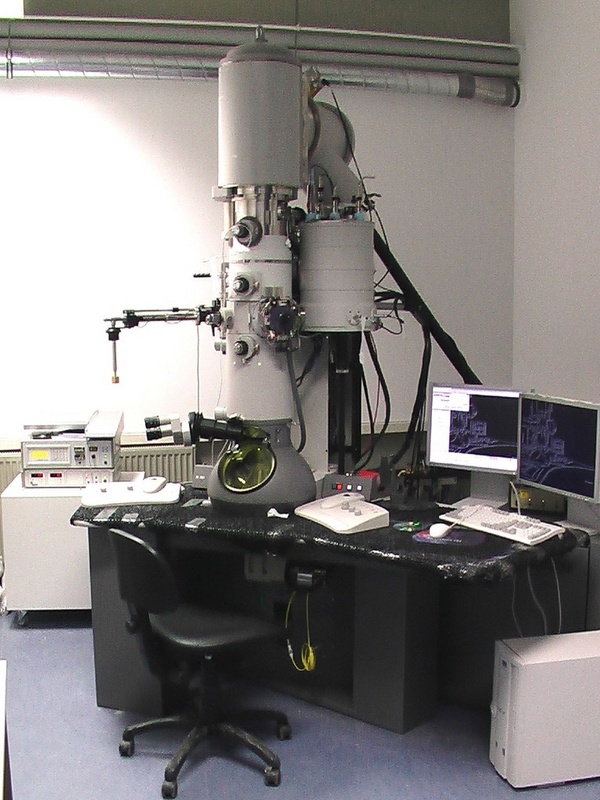 Tecnai G2 Polara Kryo-Elektronenmikroskop (FEI) ausgerüstet mit 300 kV FEG, sowie Heliumkühlung und 4k x 4k Tietz CCD-Kamera.