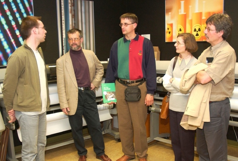 Prof. Dr. Michael Kirschfink (Institut für Immunologie, rechts) begleitet die Gruppe aus Ljubiljana (Mitte), hier beim Besuch des Medienzentrums des Universitätsklinikums Heidelberg. / Foto: Medienzentrum des Universitätsklinikums Heidelberg.