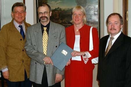 Erhielten Preise für gute Lehre: Barbara Hahn und Michael Gekle, umrahmt von Wissenschaftsminister Thomas Goppel (links) und Unipräsident Axel Haase (rechts). Foto: Robert Emmerich