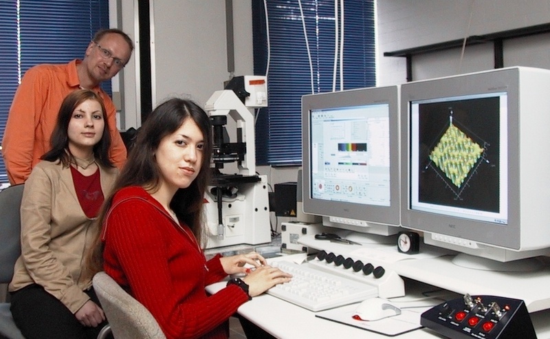 Anna Boleininger (li.) mit PD Dr. Jörg Adams und Melanie Jauernick im Institut für Physikalische Chemie.