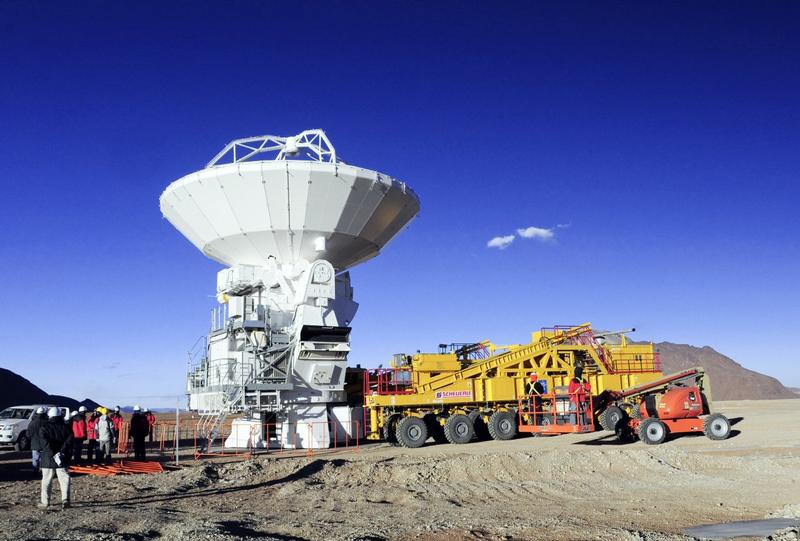 Die ALMA-Antennen aus Material der ThyssenKrupp VDM werden an ihren finalen Standort gebracht. 