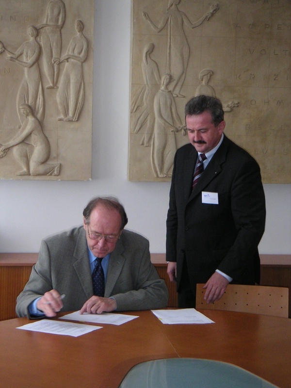 Prof. Reimund Neugebauer (stehend), Dekan der Fakultät für Maschinenbau der TU Chemnitz, und Prof. Jiri Witzany, Rektor der TU Prag, bei der Unterzeichnung des Kooperationsvertrages in Prag. Foto: Angela Göschel