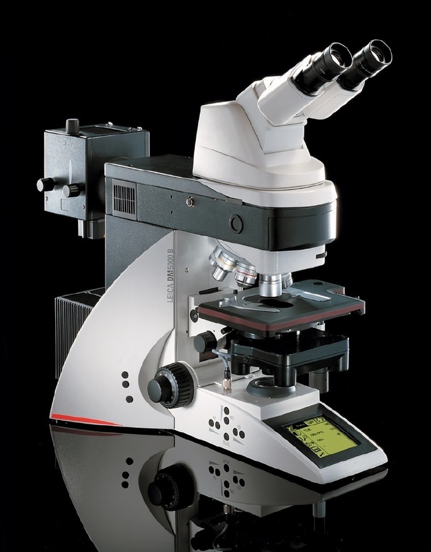 Das digitale Mikroskop DM5000 B eignet sich besonders für Untersuchungen in den Lebenswissenschaften. Rund vier Fünftel aller Einstellungen lassen sich über das Display im Fuß vornehmen. © Leica Microsystems