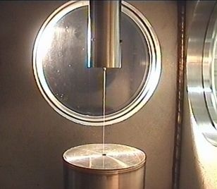Strahl aus flüssigem Xenon in Hochvakuum - Kammer (Quelle: Microliquids GmbH)