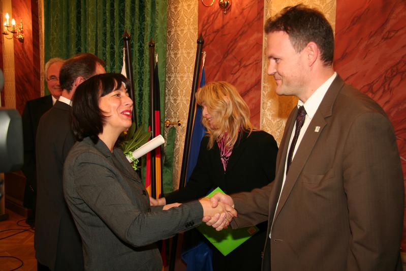 Prof. Dr. Sabine Seibold-Freund, Gleichstellungsbeauftragte der FH Nordhausen, und Hochschulpräsident Prof. Dr. Jörg Wagner nehmen die Auszeichnung von Finanzministerin Marion Walsmann entgegen
