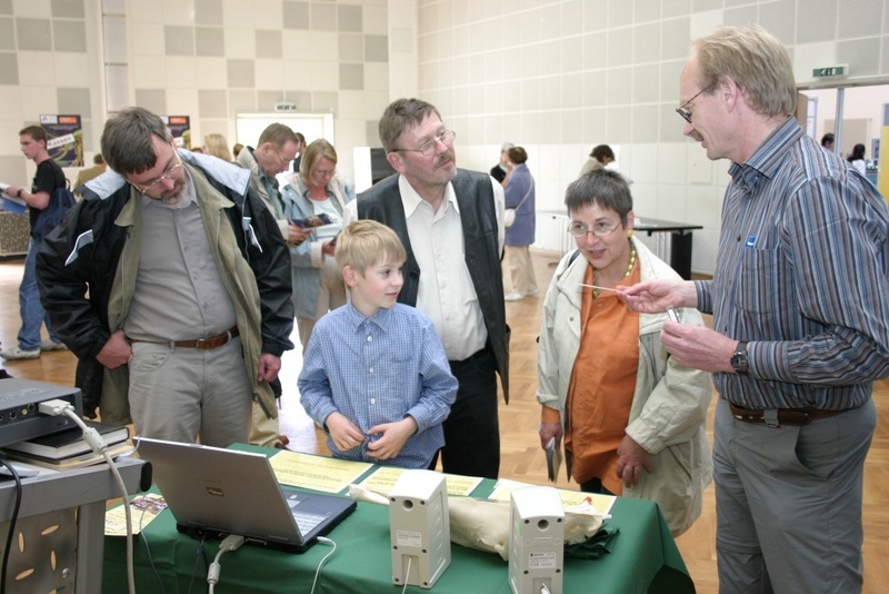 Mal schnuppern? Martin Dehnhard (r.) erläutert bei der Langen Nacht der Wissenschaften in Adlershof, wie Tiere über Duftstoffe kommunizieren. Der IZW-Wissenschaftler hat dazu sogar Riechproben mitgebracht.  Foto: Zens/FVB