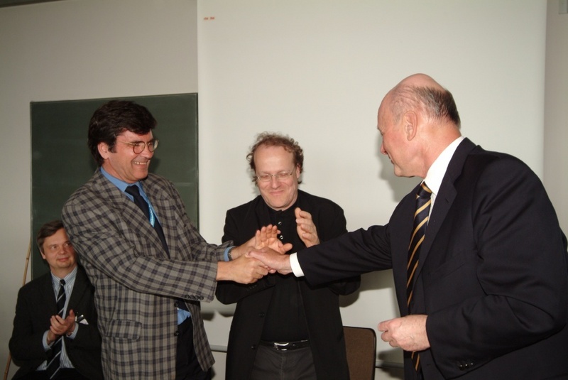 Oben (v.l.n.r.): Prof. Dr. Dieter Bimberg, Wissenschaftssenator Dr. Thomas Flierl und Prof. Dr. Kurt Kutzler, Präsident der TU Berlin, eröffnen das Nanophotonikzentrum an der TU Berlin.