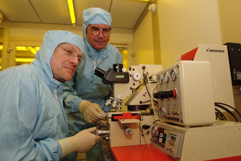 Wissenschaftssenator Dr. Thomas Flierl und TU-Physikprofessor Dieter Bimberg im neuen Reinraumlabor. Fotos: TU/Dahl; honorarfrei