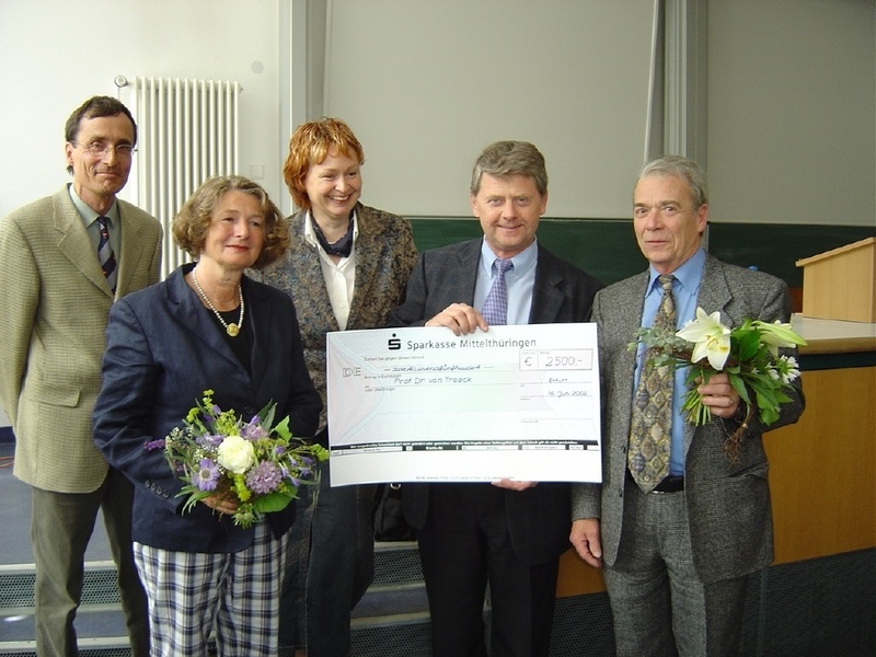 Lehrpreisträger 2004: Prof. Dr. Peter van Treeck (rechts). Weiter von links: Die Professoren Meyer, Spieß und Zimmermann, Fördervereinsvorsitzender Wolfgang Reisen.