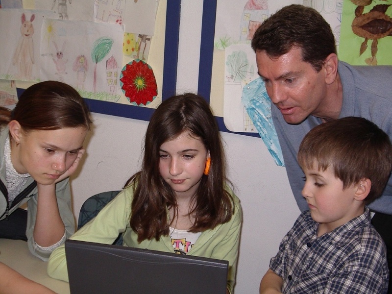 Mit Kindern am PC: Tom Vogt, der Initiator des beim USable-Wettbewerb erfolgreichen Augsburger 5D-Projekts. Foto: Körber-Stiftung