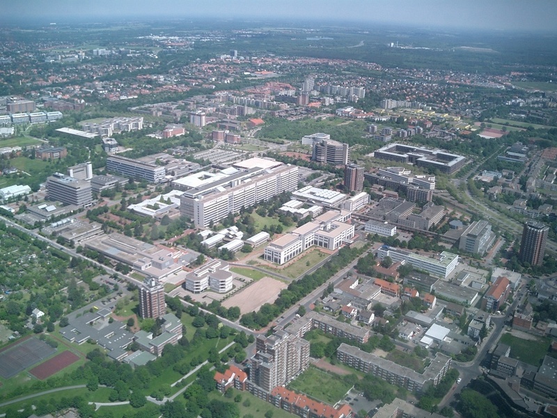 Das Gesamtgelände der MHH mit dem Neubau (langes helles Gebäude in der Mitte)