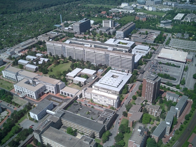 Der Neubau (Mitte links) ist an die Kinderklinik (unten) und an das Zentralklinikum (oben) direkt angebunden.