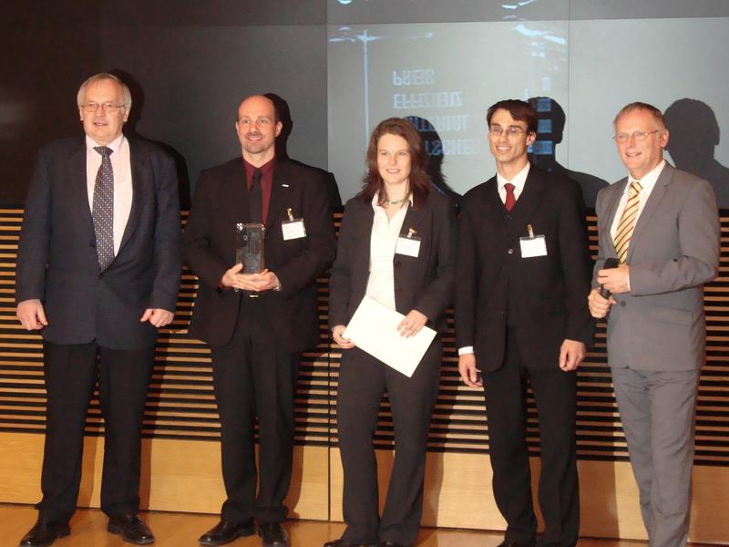 Preisübergabe in Berlin (v.l.): Professor Manfred Hennecke, Dr. Leif Steuernagel und Diplom-Ingenieurin Sonja Niemeyer (beide TU Clausthal), Diplom-Ingenieur Henrik Dommes (Bremen) sowie Staatssekretär Jochen Homann.