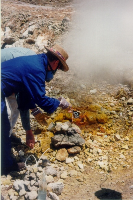 Frau Dr. Ulrike Willer installiert den Lasersensor am Solfatara Vulkan in Süditalien.