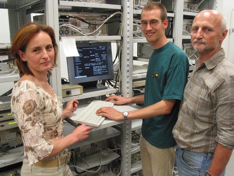 Ute Blumtritt von der Chemnitzer Uni-Bibliothek,  Informatikstudent Sebastian Kratzert und Christoph Ziegler vom Uni-Rechenzentrum betreuen das Online-Archiv MONARCH. Foto: Mario Steinebach