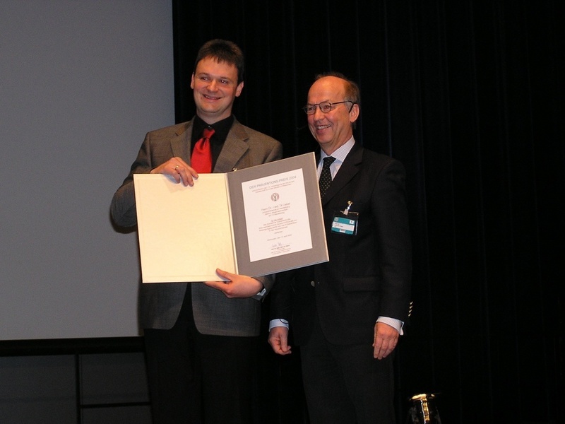 Prof. Dr. Ulrich R. Fölsch (rechts), Vorsitzender der Deutschen Gesellschaft für Innere Medizin e.V., überreicht die Urkunde des Präventionspreises an Dr. Til Uebel (links). / Foto: privat.