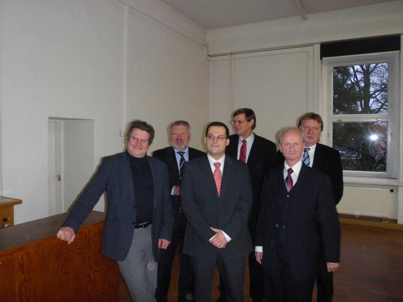 Prüfungskommission mit Kandidat (hintere Reihe von links: Prof. Löber, Prof. Bast (Vorsitzender der Prüfungskommission), Dr. Gall (Vattenfall Europe Nuclear Energy); vordere Reihe von links: Prof. Rehkopf, Herr Kratzsch, Prof. Hampel)