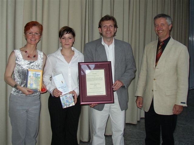 Freuen sich über den Helmut-Wölte-Preis: Anita Zimmermann vom Verein Flüsterpost, Studentin Jasmin Axmann, Prof. Dr. Gerhard Trabert zusammen mit Dr. Schneider von dapo-ev (von links).