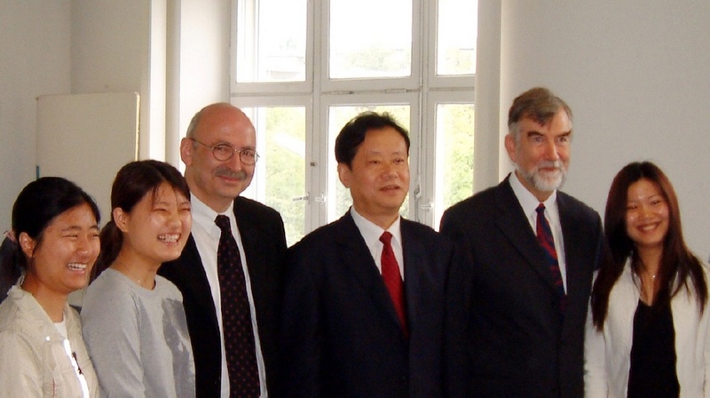 Mittig der Rektor der FHW Berlin, Prof. Dr. Franz Herbert Rieger, der Gouverneur von Sichuan, Zhang Zhong Wei, und der Erste Prorektor der FHW Berlin, Prof. Dr. Michael Tolksdorf