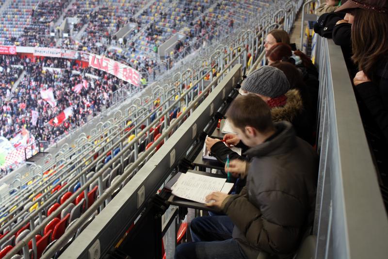 Sportgroßveranstaltungen können Städten von Nutzen sein, wenn sie die richtige Strategie verfolgen. Das ist eines der Ergebnisse einer Studie von Prof. Dr. Jürgen Schwark vom Bocholter Fachbereich Wirtschaft der Fachhochschule Gelsenkirchen, als er jetzt im Auftrag des NRW-Innenministeriums solche Veranstaltungen analysierte und daraus Handlungsempfehlungen für die Städte Nordrhein-Westfalens ableitete.