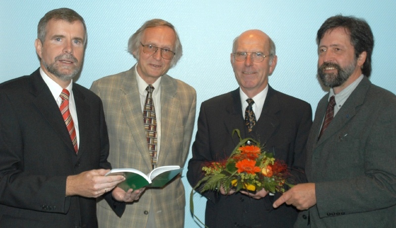 Würdigten die Verdienste Prof. Gallenkempers (2. von rechts) um die Entwicklung der Abfallwirtschaft in Deutschland (von links): IHK-Geschäftsführer Pieper, Prof. Doedens und Rektor Prof. Niederdrenk.