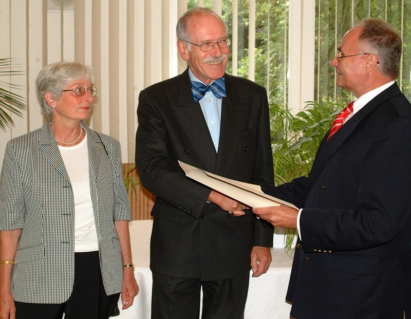 Professor Martin Korda (2.v.l.) freut sich mit seiner Ehefrau Renate (l.) über die Verleihung des Verdienstkreuzes am Bande durch Regierungspräsident Dr. Jörg Twenhöven (r.).
