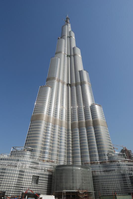 Geschmückt ist die Fassade des Wolkenkratzers Burj Tower mit Edelstahl, der in Deutschland hergestellt worden ist. 