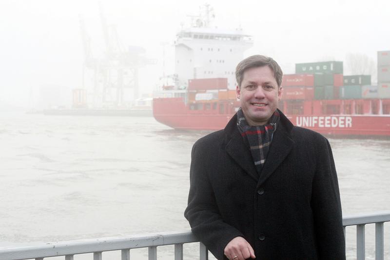 Professor Carlos Jahn leitet in Personalunion das Institut für Maritime Logistik der TU Hamburg-Harburg und das Fraunhofer Center für Maritime Logistik und Dienstleistungen in Hamburg; unser Foto zeigt Jahn an den Landungsbrücken im Hamburger Hafens. 