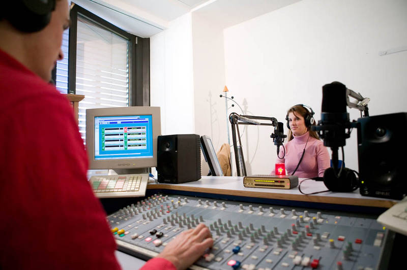 Sendezentrale von Macrophon ist das Radiostudio am Campus München der MHMK.