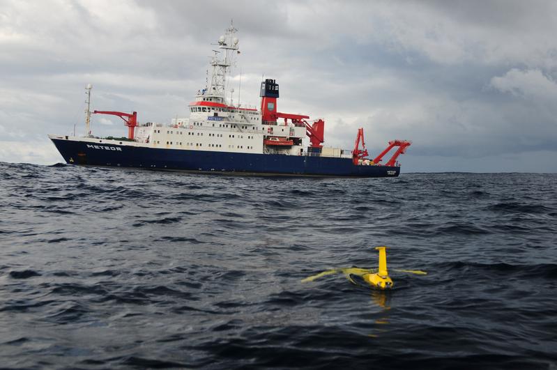 Das deutsche Forschungsschiff METEOR und ein Gleiter südlich der kapverdischen Inseln im Novemer 2009