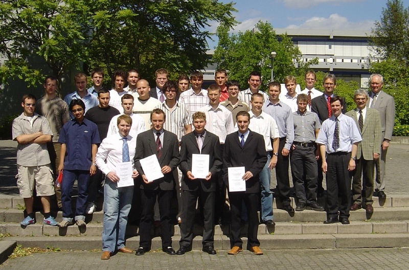 Die VDI-Preisträger mit allen Projektgruppen und ihren Professoren sowie Konstruktionsleiter Hans Weinmann (1.v.r.) und Gruppenleiter Dieter Geisel (2.v.r.), Fa. WAFIOS