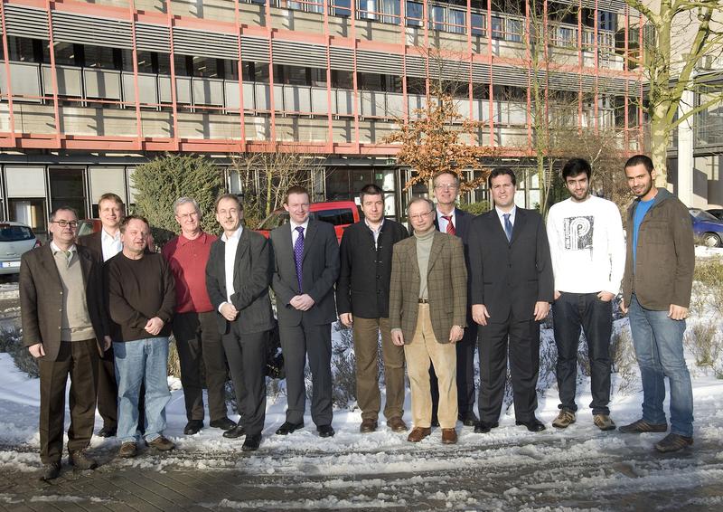 Fotopause beim Treffen an der Hochschule Bochum (v.l.n.r.): Prof. Rolf Biesenbach, Prof. Carsten Köhn, Prof. Harald Loose, Detlef Proske, Peter Dittrich, Christoph Mühlberg, Prof. Löffler-Mang, Werner Demel, Prof Reiner Dudziak, Prof. Nathir Rawashdeh, Hazim Abulibdeh und Amir Sharaiha.