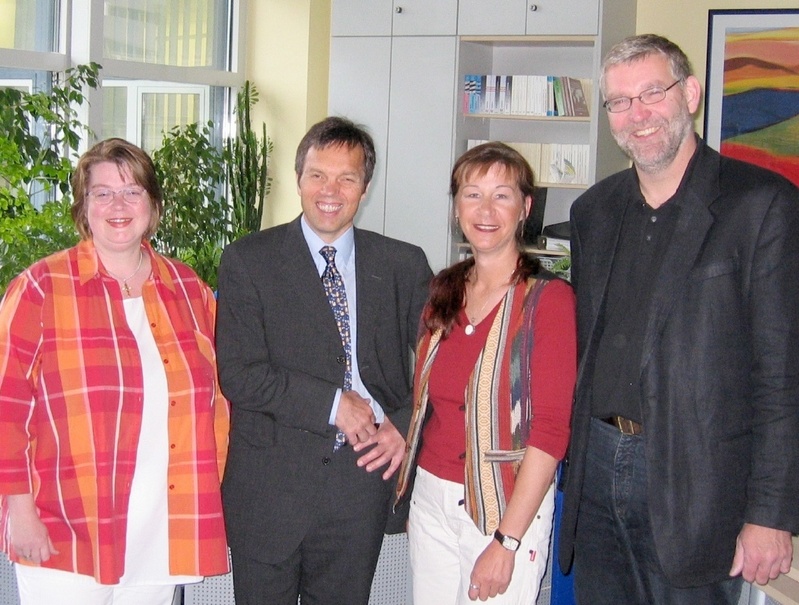 Studiendekanatsleiter Dr. Dieter Klix (r.) freut sich mit Studiendekan Prof. Dr. med. Lars Christian Rump (2.v.l.) und den Mitarbeiterinnen Heidrun Bartmann-Brug (l.) und Heike Schumann über die exzellente Bewertung der Arbeit des Studiendekanats.