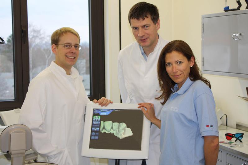  Digitales Abformsystem an der Gießener Zahnklinik: Zahnarzt Paul Seelbach (Prothetik), kommissarischer Direktor Prof. Dr. Bernd Wöstmann (Prothetik) und LAVA C.O.S.-Referentin Miriam Stange (3M Espe) (v.l.n.r.) freuen sich über den erfolgreichen Projektstart.