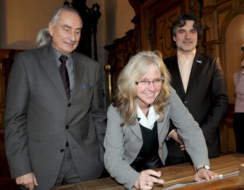 Die AFK-Vorsitzende Dr. Barbara Müller sowie Augsburgs Bürgermeister Peter Grab (rechts) und Uni-Vizepräsident Prof. Dr. Alois Loidl besiegelten heute die Ansiedlung der AFK-Geschäftsstelle in Augsburg ...