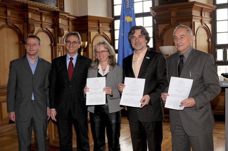... die von Prof. Dr. Christoph Weller (2.v.l.) und Timo Köster (Kulturbüro der Stadt Augsburg, ganz links) initiiert und in die Wege geleitet wurde.
