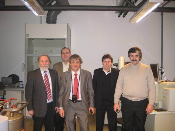 Die russische Delegation im Labor Elektronenmikroskopie der Fakultät Mikrosystemtechnik mit (von links) Prof. Dr. Helmut Hummel, Prof. Dr. Mikhail Chamonine: Dr. Nikolay Zaretskiy (RRC "Kurchatov Institute"), Dr. Nikolay Samotaev (MEPhI), Dr.habil. Alexey Vasiliev (RRC "Kurchatov Institute").