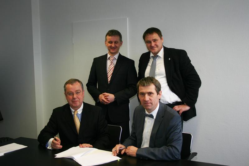 links sitzend: Wilhelm Hecker, Staatssekretär a.D.; links stehend: Dr. Christian Schmidt; rechts sitzend: Dr. Martin Butzlaff; rechts stehend: Michael Anders (kaufm. Geschäftsführer UW/H)