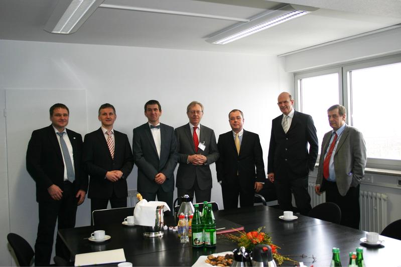 v.l.n.r.: Michael Anders (kaufmännischer Geschäftsführer der UW/H), Dr. Christian Schmidt, Dr. Martin Butzlaff, Prof. Dr. Eckhart Hahn (Dekan Fakultät für Medizin an der UW/H), Wilhelm Hecker, Prof. Dr. Bertil Bouillon (Lehrstuhlinhaber), Günther Hanke (Geschäftsführer UW/H)