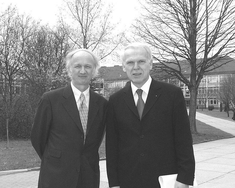 Prof. Dr. Dieter Langewiesche mit dem Vorsitzenden des Wissenschaftsrates Prof. Dr. Winfried Schulze auf dem Erfurter Campus