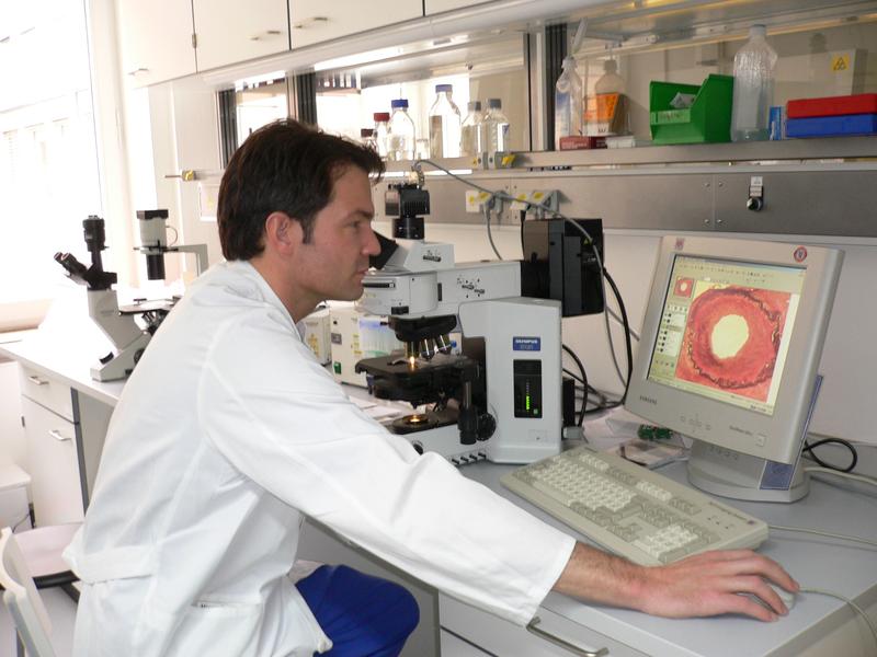 Prof. Dr. Stephan Ensminger wurde mit dem Ernst-Derra-Preis für Erforschung der Abstoßungsreaktion von Herztransplantaten ausgezeichnet.