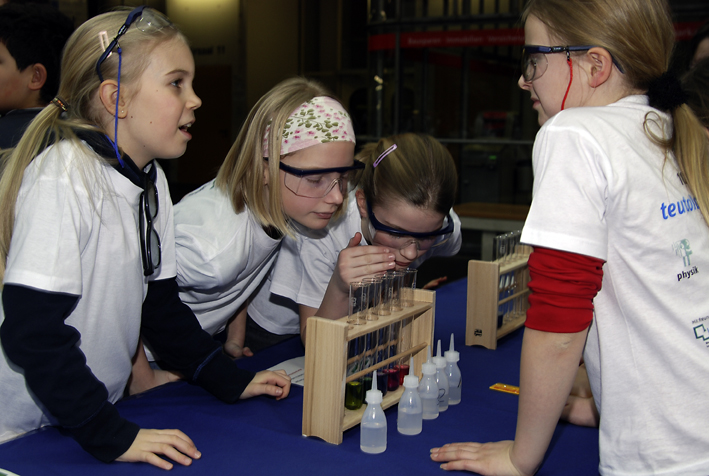 10 Jahre teutolab Chemie: Schülerinnen und Schüler beim Experimentieren mit Haushaltmitteln und dem Indikator Rotkohlwasser.